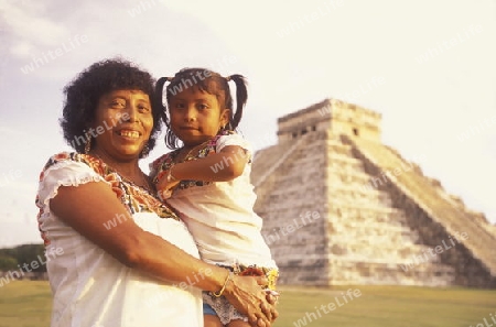 Die Pyramide der Maya Ruine von Chichen Itza im Staat Yucatan auf der Halbinsel Yuctan im sueden von Mexiko in Mittelamerika.   