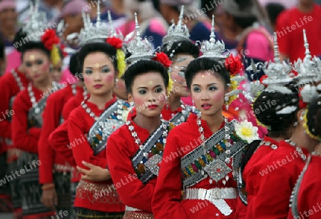 Eine traditionelle Tanz Gruppe zeigt sich an der Festparade beim Bun Bang Fai oder Rocket Festival in Yasothon im Isan im Nordosten von Thailand. 