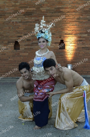 Traditionelle Taenzer an einem Abend vor der alten Stadtmauer am  Pratu Tha Phae Platz in Chiang Mai im norden von Thailand in Suedostasien.