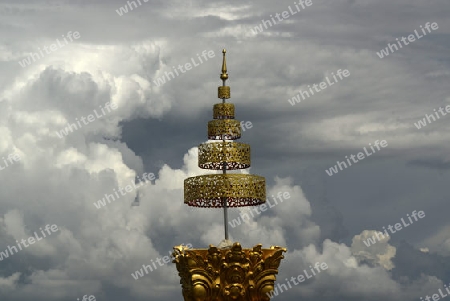 Der Grosse Tempel oder Chedi Phra Maha Chedi Chai Mongkhon auf einem Huegel bei Roi Et in der Provinz Roi Et nordwestlich von Ubon Ratchathani im nordosten von Thailand in Suedostasien.