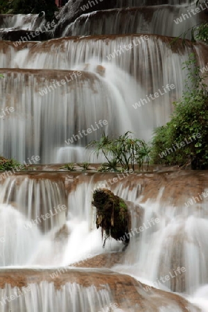 Die Landschaft mit einem Wasserfall beim Dorf Fang noerdlich von Chiang Mai im Norden von Thailand.