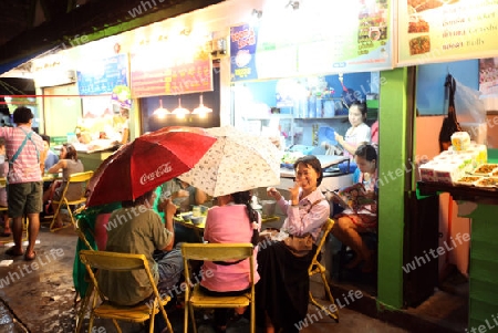 Das Restaurant im Nightmarket in der Altstadt von Chiang Rai in der Provinz chiang Rai im Norden von Thailand in Suedostasien.