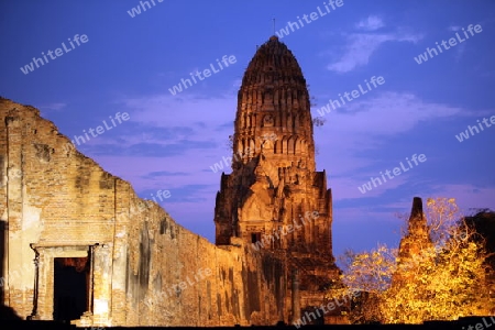 Der Wat Ratburana Tempel in der Tempelstadt Ayutthaya noerdlich von Bangkok in Thailand. 