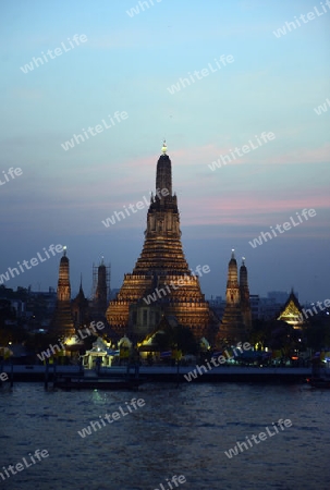 Die Tempelanlage des Wat Arun am Mae Nam Chao Phraya River in der Hauptstadt Bangkok von Thailand in Suedostasien.