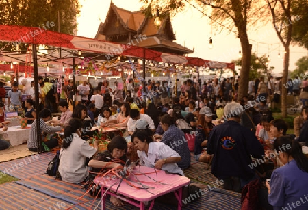 Menschen bei kreativer Arbeit bei einem Fest im Santichaiprakan Park am Mae Nam Chao Phraya in der Hauptstadt Bangkok von Thailand in Suedostasien.