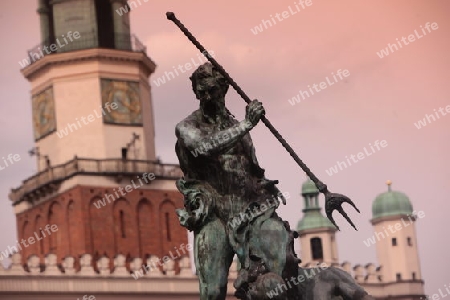 Der Rathausturm auf dem Stray Rynek Platz  in der Altstadt von Poznan im westen von Polen. 