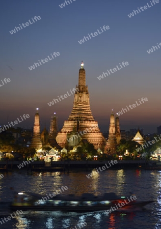 Die Tempelanlage des Wat Arun am Mae Nam Chao Phraya River in der Hauptstadt Bangkok von Thailand in Suedostasien.