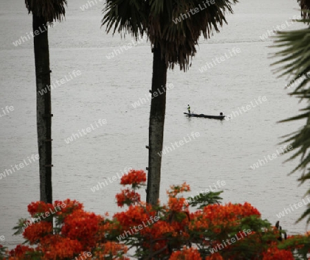 Die Landschaft des Grenzfluss Mekong River in Stadt Tha Khaek in zentral Laos an der Grenze zu Thailand in Suedostasien.