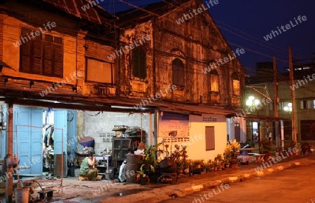 Ein kolloniales Haus in der Stadt Savannahet in zentral Laos an der Grenze zu Thailand in Suedostasien.