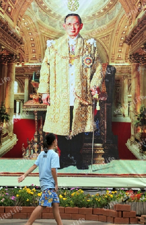 Ein grosses Bild des Koenig Bhumipol Adulyadej Rama 9 in der Tempel Anlage des Wat Phra That Doi Suthep bei Chiang Mai in der Provinz Chiang Mai im Norden von Thailand in Suedostasien.