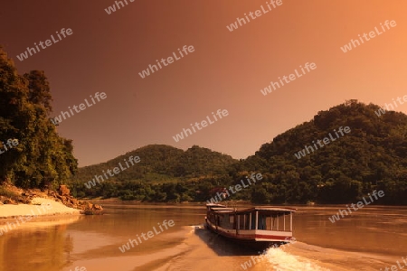 Ein Schiff auf dem Mekong River bei Luang Prabang in Zentrallaos von Laos in Suedostasien.