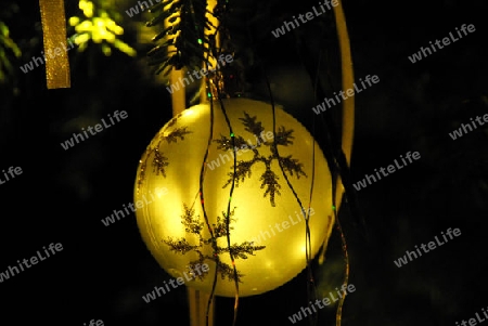 Goldfarbene Weihnachtskugel