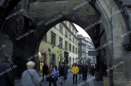 Eine Gasse in der Altstadt von Prag der Hauptstadt der Tschechischen Republik.