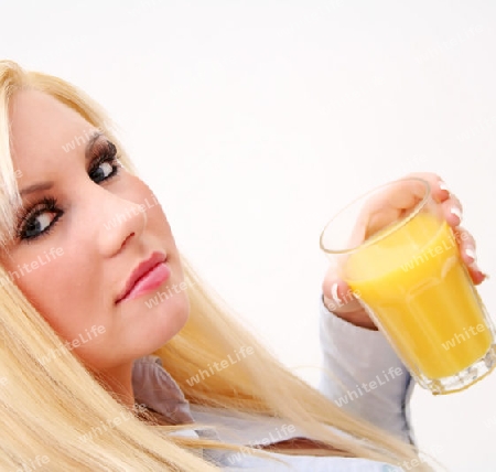 Frau mit Orangensaft