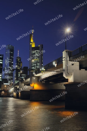 Mainbr?cke in Frankfurt, abends