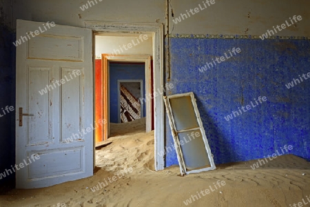 von D?nen und W?stensand eingenommene Wohngebaeude, Arbeitsgebaeude in der ehemaligen Diamantenstadt Kolmanskuppe, Kolmanskop, heute eine Geisterstadt bei L?deritz, Namibia , Afrika