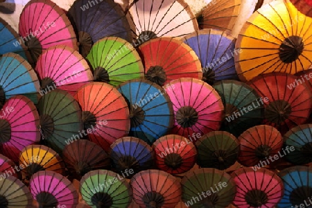 Auf dem Nacht Markt in der Altstadt von Luang Prabang in Zentrallaos von Laos in Suedostasien.