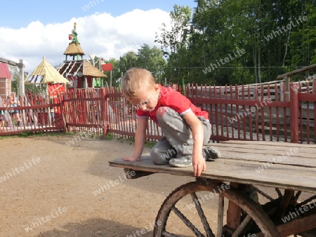 Junge auf einem Wagen