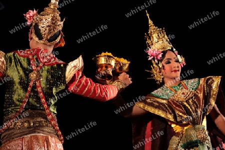 Traditionelle Taenzerinnen tanzen in einem Park in Chiang Mai im Norden von Thailand.