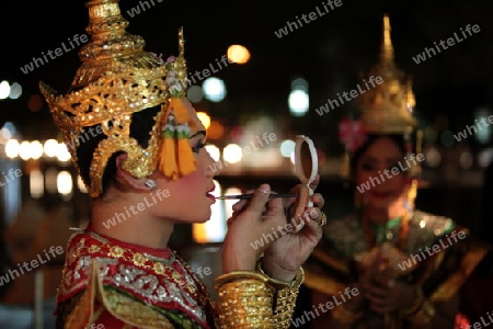 Traditionelle Taenzerinnen tanzen in einem Park in Chiang Mai im Norden von Thailand.