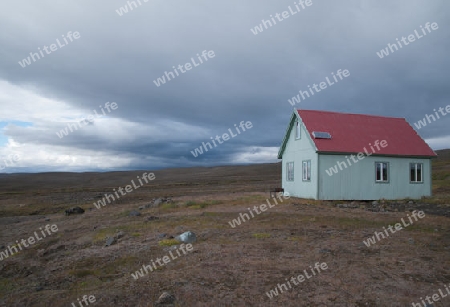 Auf der ber?hmt- ber?chtigsten Hochlandstrecke Sprengisandur durch Islands Hochland. Eine menschenleere Asche- und Vulkanw?ste. Haus an der Geo-Thermalquelle "Laugafell"  