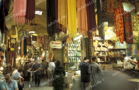 Auf dem Souq oder Markt in der Altstadt von Aleppo in der Hauptstadt von Syrien.