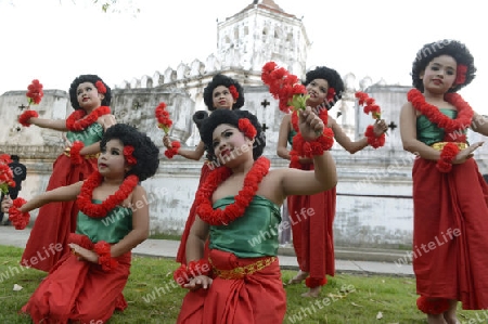 Taenzerinnen bei einem traditionellen Tanz im Santichaiprakan Park am Mae Nam Chao Phraya in der Hauptstadt Bangkok von Thailand in Suedostasien.