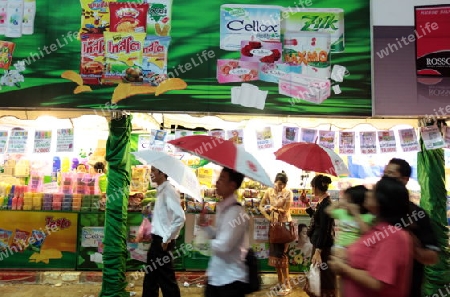 Eine Wahrenmesse beim traditionellen Bootsrennen in Vientiane der Hauptstadt von Laos in Suedostasien.  