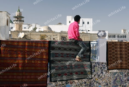 Ein Teppichhaendler auf einem Dach in der Medina in Tunis der Hauptstadt von Tunesien in Nordafrika. 