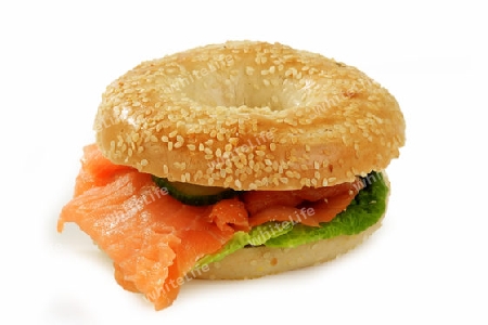 Bagel mit Lachs belegt auf hellem Hintergrund