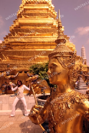 Die Tempelanlage des Wat Phra Kaew in Banglamphu in Bangkok der Hauptstadt von Thailand in Suedostasien.  