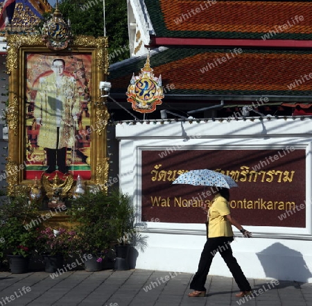 Ein Bild des Koenig Bhumibol Adelyadej von Thailand ist in der Hauptstadt von Bangkok allgegenwertig.