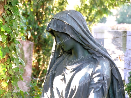 Frauenstatue auf Friedhof