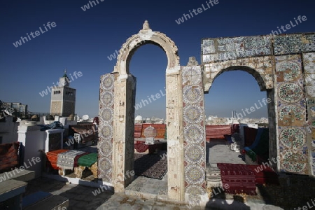 Das Minarett der MoscheeZaytouna oder Grosse Moschee in der Altstadt oder Medina der Hauptstadt Tunis im Norden von Tunesien in Nordafrika am Mittelmeer. 