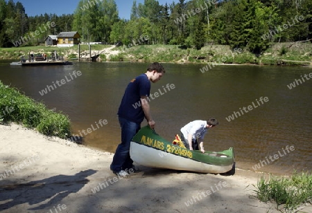 Kanu Fahren auf den Fluss Gauja in Sigulad oestlich von Riga der Hauptstadt von Lettland im Baltikum in Osteuropa.  