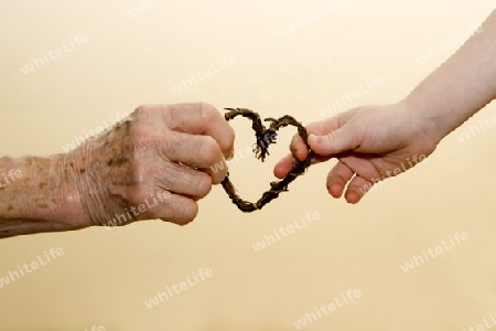 Hand der Grossmutter und der Enkeltochter mit dem Herz