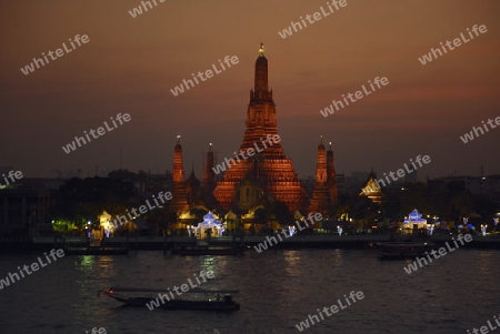 Die Tempelanlage des Wat Arun am Mae Nam Chao Phraya River in der Hauptstadt Bangkok von Thailand in Suedostasien.