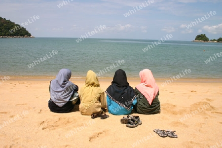 muslimische frauen am strand