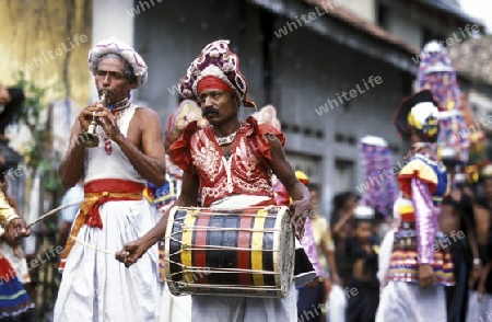 Menschen bei einem Volksfest in traditioellen Kostuemen bei Weligama im sueden der Insel Sri Lanka im Indischen Ozean.