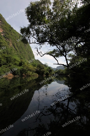 Die Landschaft am Nam Don oder Don River beim Dorf Tha Falang von Tham Pa Fa unweit der Stadt Tha Khaek in zentral Laos an der Grenze zu Thailand in Suedostasien.