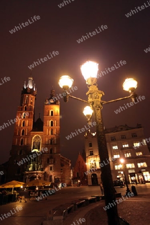 Der Rynek Glowny Platz mit der Marienkirche in der Altstadt von Krakau im sueden von Polen.