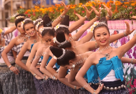 Eine traditionelle Tanz Gruppe zeigt sich an der Festparade beim Bun Bang Fai oder Rocket Festival in Yasothon im Isan im Nordosten von Thailand. 