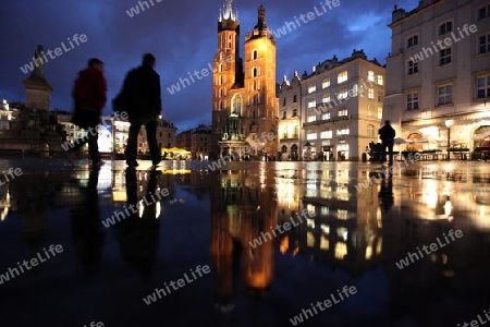 Der Rynek Glowny Platz mit der Marienkirche in der Altstadt von Krakau im sueden von Polen.