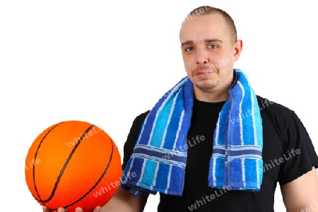 Junger Mann mit Basketball auf weissem Hintergrund