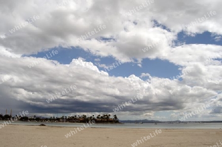 tiefh?ngende Gewitterwolken ?ber der Bucht von Alcudia