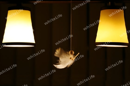 Engel vor schwarzem Hintergrund, Lampen von der Seite