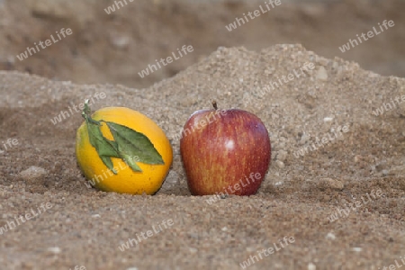 Orange und Apfel