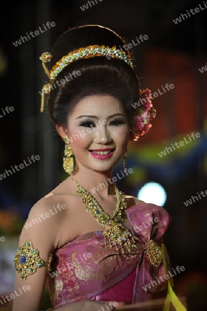 Eine Miss Kandidatin anlaesslich der Miss Wahl beim Bun Bang Fai oder Rocket Festival in Yasothon im Isan im Nordosten von Thailand. 