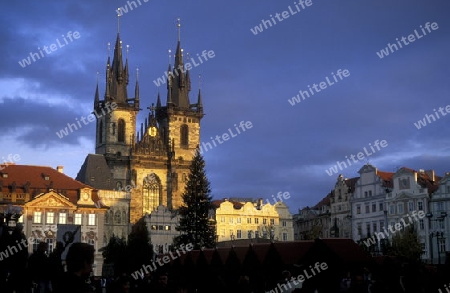 Die Tyn Kirche auf dem Old Town Square in der Altstadt von Prag der Hauptstadt der Tschechischen Republik.  