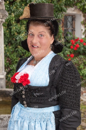 Verspielte deutsche Frau im Dirndl